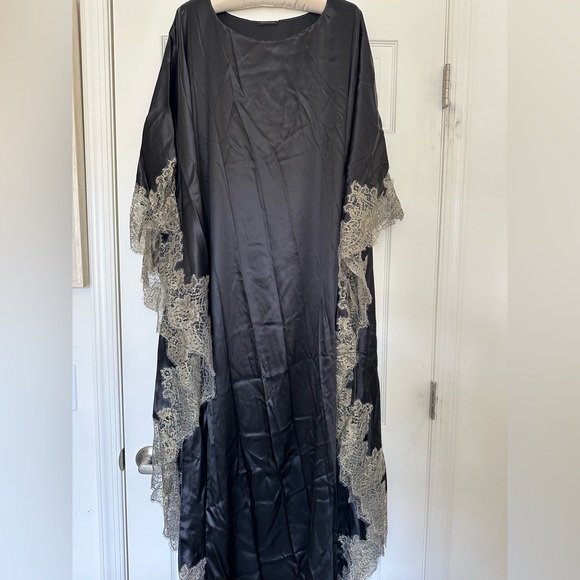Rosamosario 100% Silk Black Silk Gold Chantilly Lace Kaftan with Train Clemira - Picture 8 of 17